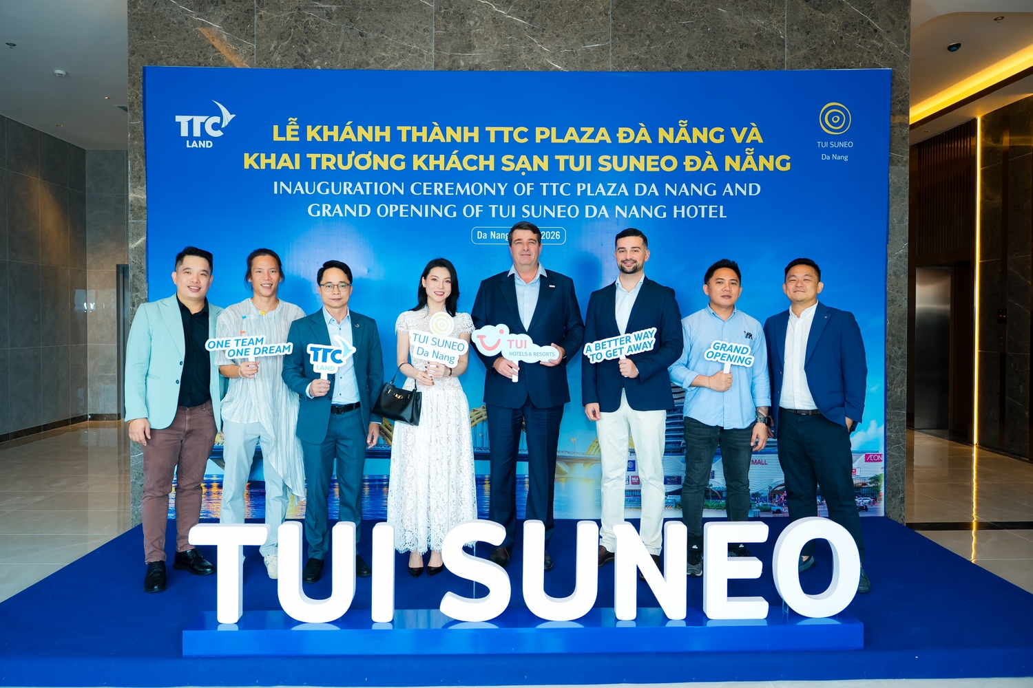 Photobooth check-in tai sự kiện khai trương